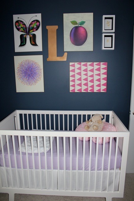 Esempio di una cameretta per neonati contemporanea