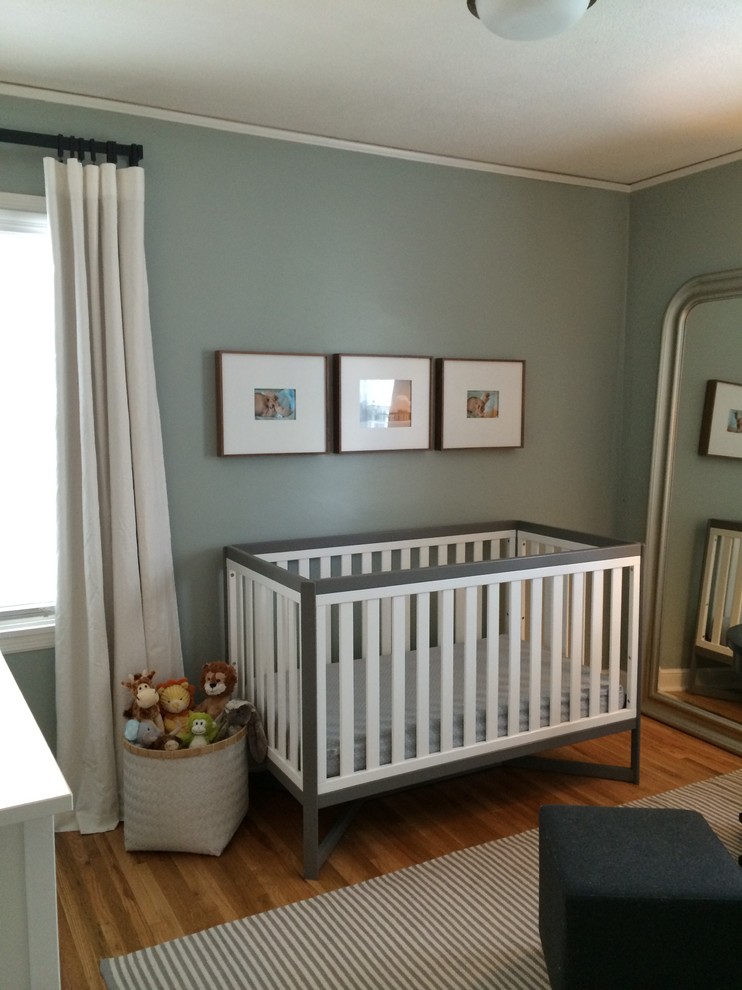 Пример оригинального дизайна: маленькая нейтральная комната для малыша в стиле неоклассика (современная классика) с светлым паркетным полом и серыми стенами для на участке и в саду
