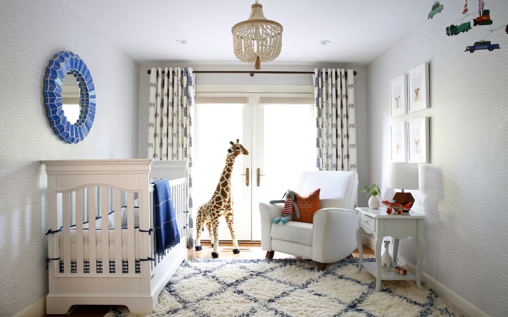 Mittelgroßes Modernes Babyzimmer mit grauer Wandfarbe und braunem Holzboden in San Francisco