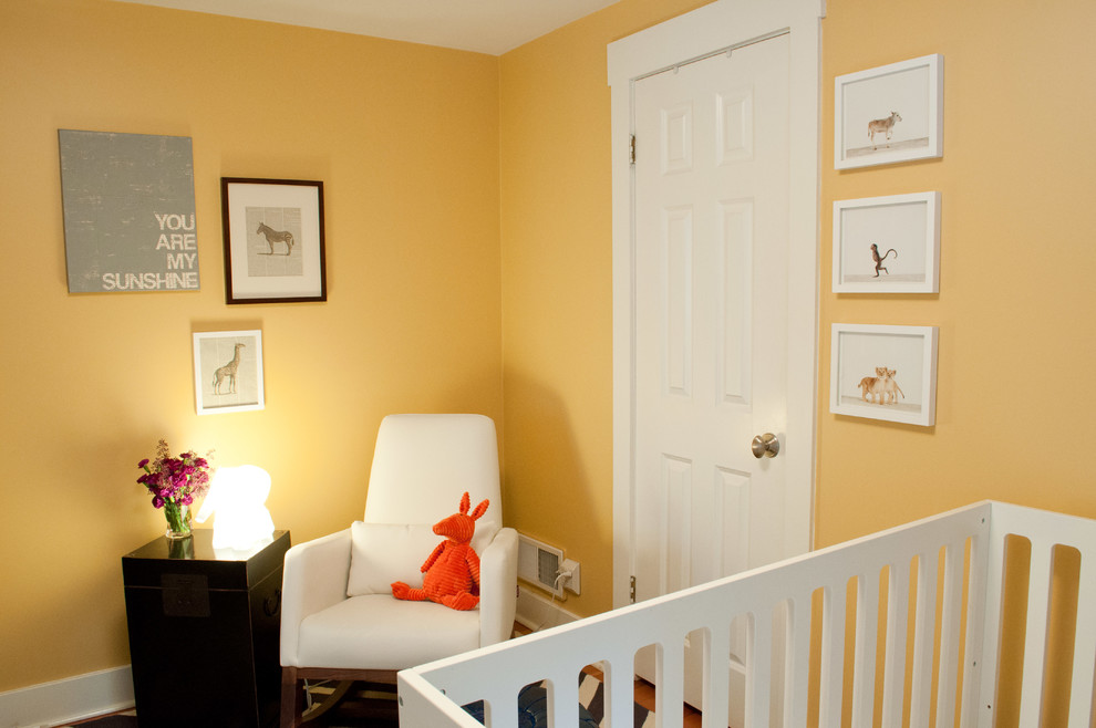 На фото: детская среднего размера в стиле неоклассика (современная классика) с спальным местом, оранжевыми стенами, паркетным полом среднего тона и коричневым полом для ребенка от 1 до 3 лет с