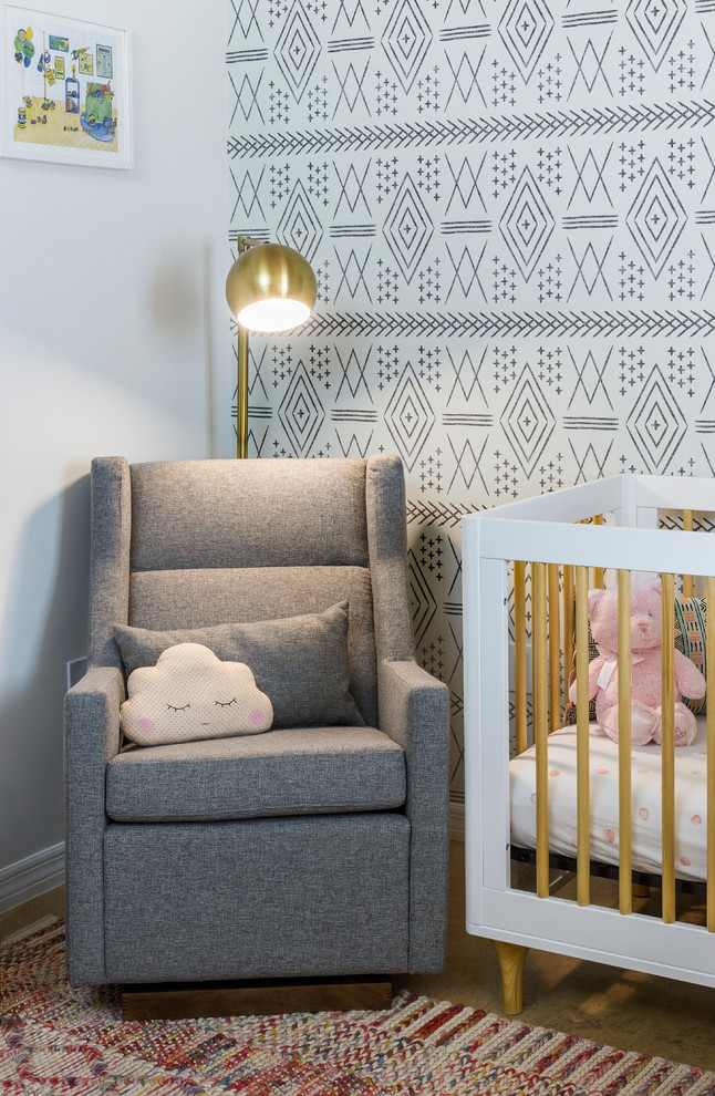 Ispirazione per una cameretta per neonata design di medie dimensioni con pareti bianche, pavimento in gres porcellanato e pavimento arancione