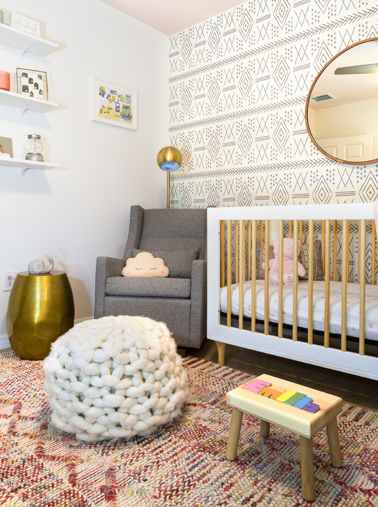 マイアミにある中くらいなコンテンポラリースタイルのおしゃれな赤ちゃん部屋 (白い壁、磁器タイルの床、女の子用、オレンジの床) の写真