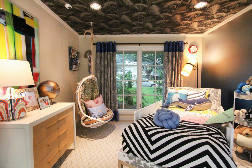 Idéer för ett mellanstort shabby chic-inspirerat flickrum kombinerat med sovrum och för 4-10-åringar, med beige väggar, beiget golv och heltäckningsmatta