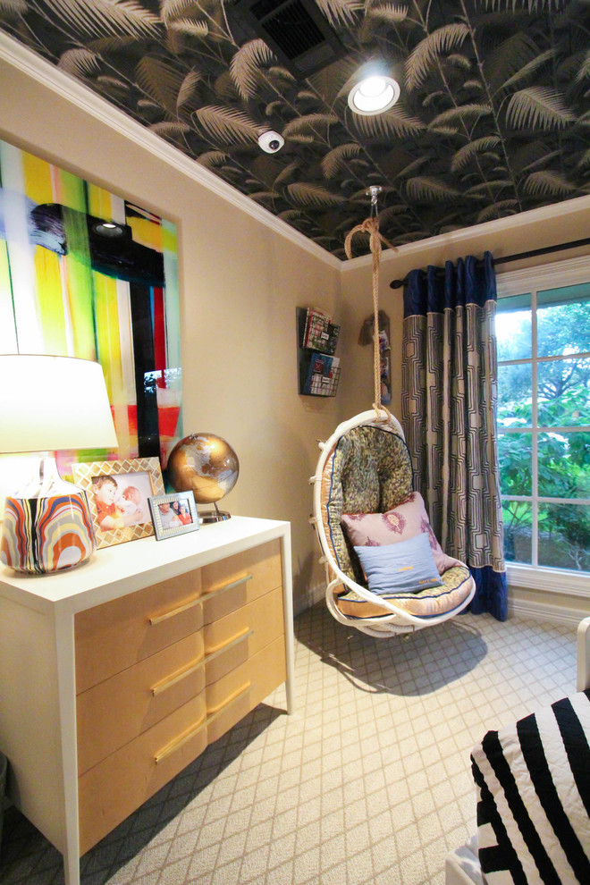 Modelo de dormitorio infantil de 4 a 10 años romántico de tamaño medio con paredes beige, suelo beige y moqueta
