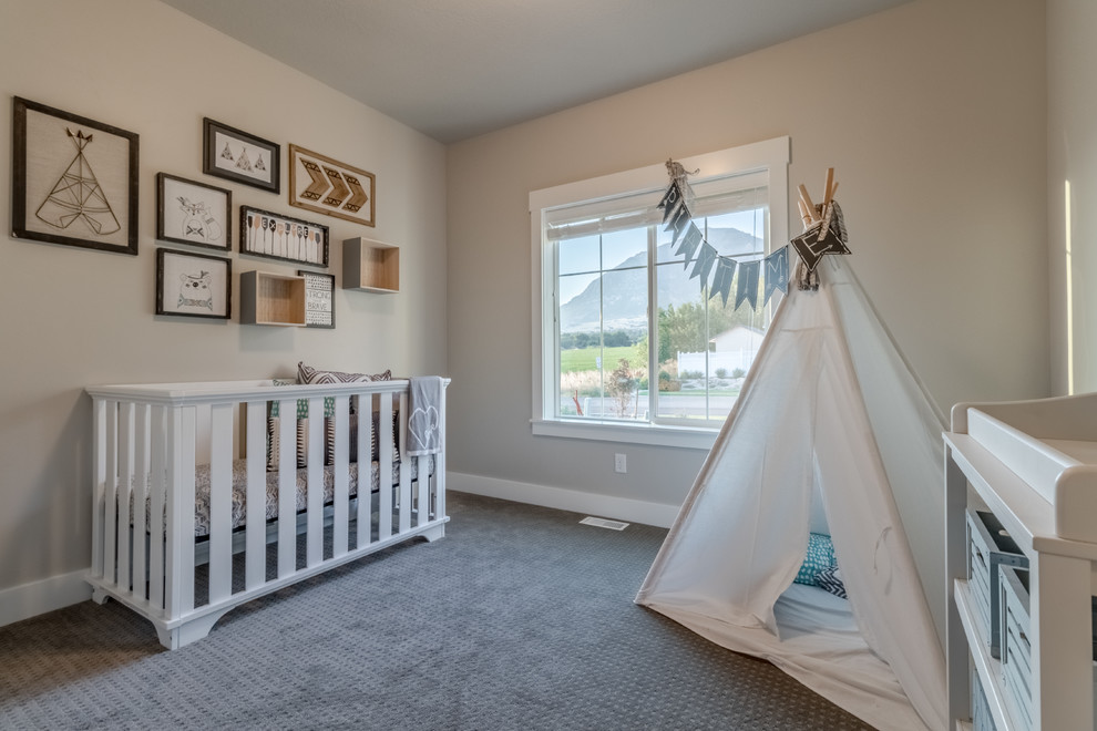 На фото: нейтральная комната для малыша среднего размера в стиле кантри с серыми стенами и ковровым покрытием