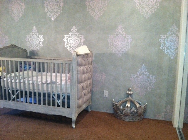 Inredning av ett klassiskt litet babyrum, med grå väggar
