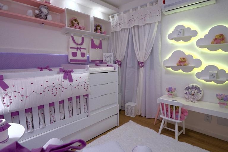 Esempio di una cameretta per bambini da 1 a 3 anni boho chic di medie dimensioni con pareti viola, pavimento in pietra calcarea e pavimento marrone