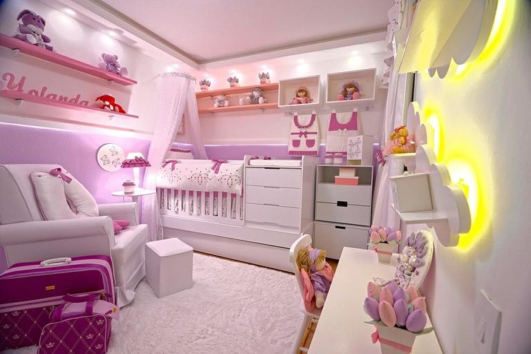 Idee per una cameretta per bambini da 1 a 3 anni boho chic di medie dimensioni con pareti viola, pavimento in pietra calcarea e pavimento marrone
