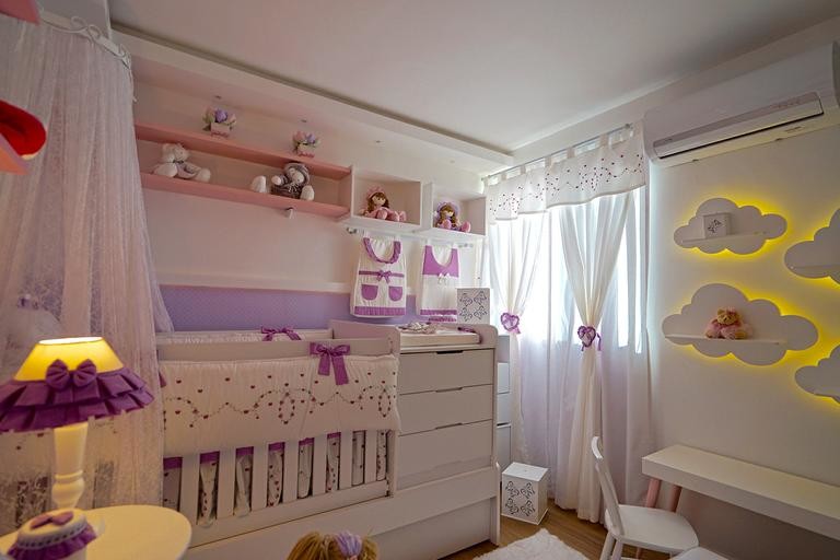 Idée de décoration pour une chambre d'enfant de 1 à 3 ans bohème de taille moyenne avec un mur violet, un sol en calcaire et un sol marron.