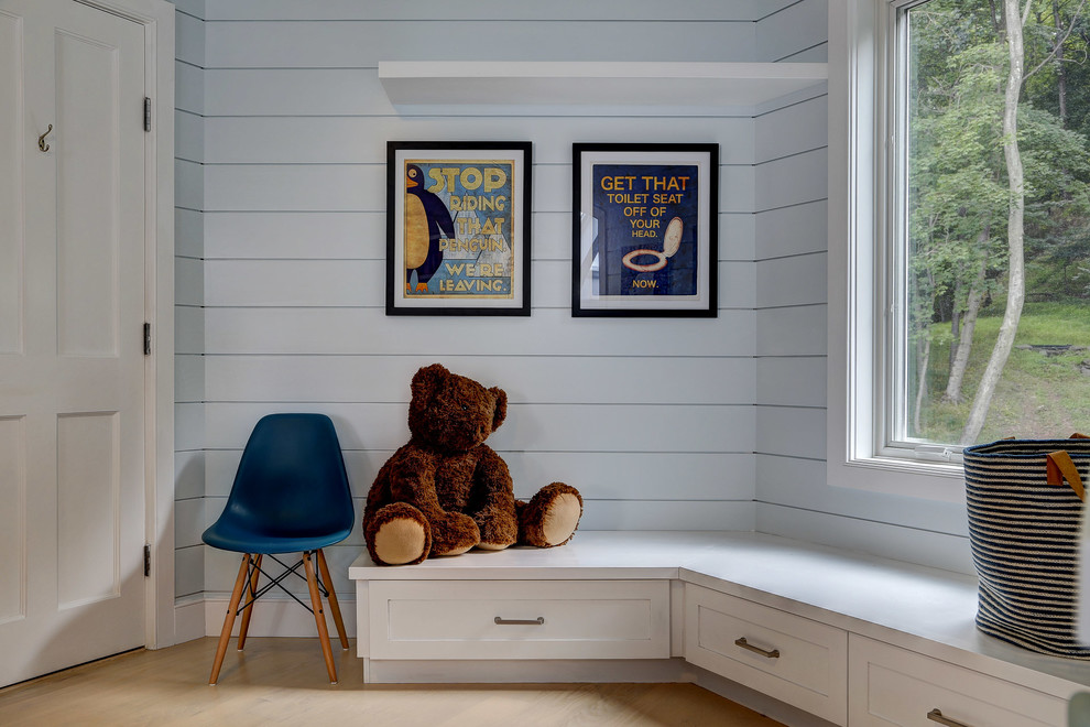 Foto de dormitorio infantil de 4 a 10 años de estilo de casa de campo de tamaño medio con paredes blancas, suelo de madera clara y suelo beige