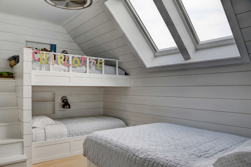 Idéer för mellanstora lantliga könsneutrala barnrum kombinerat med sovrum och för 4-10-åringar, med vita väggar, ljust trägolv och beiget golv