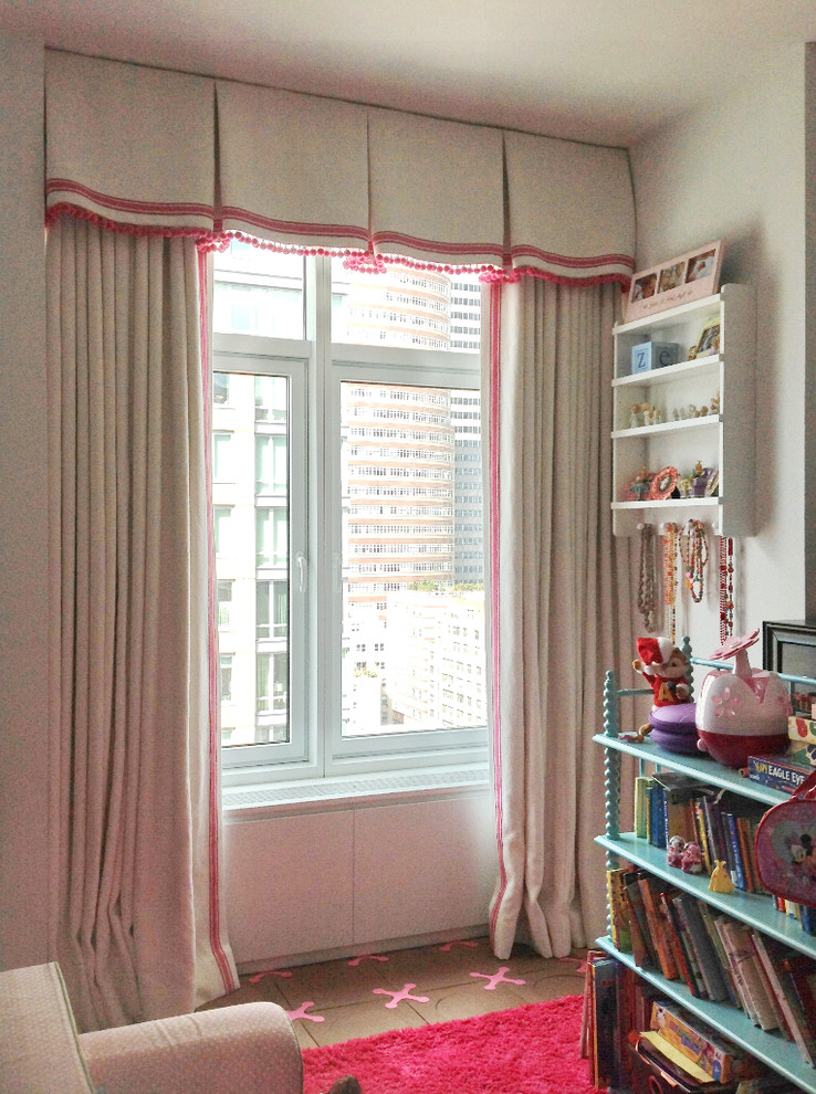Exempel på ett litet klassiskt flickrum kombinerat med lekrum, med beige väggar och rosa golv