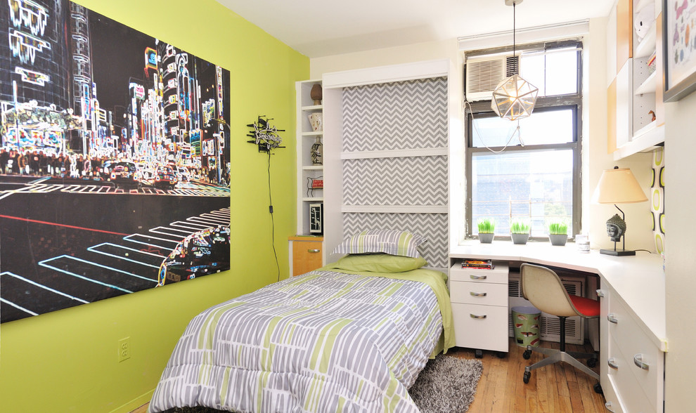 Inspiration för mellanstora eklektiska barnrum kombinerat med sovrum, med gröna väggar och mellanmörkt trägolv