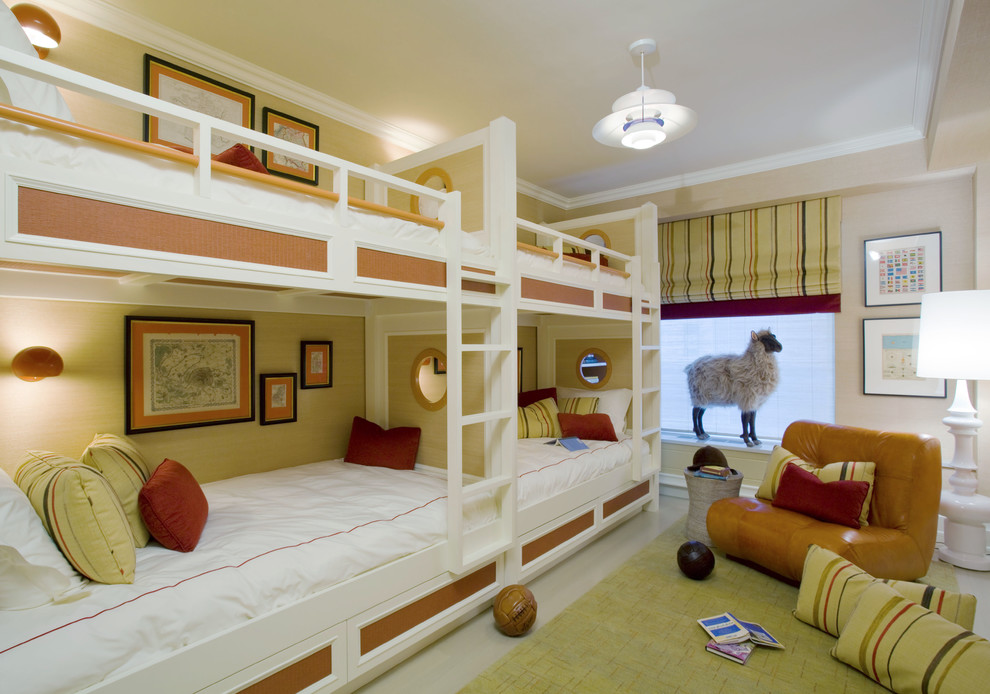 Cette photo montre une chambre d'enfant chic avec un mur beige et un lit superposé.
