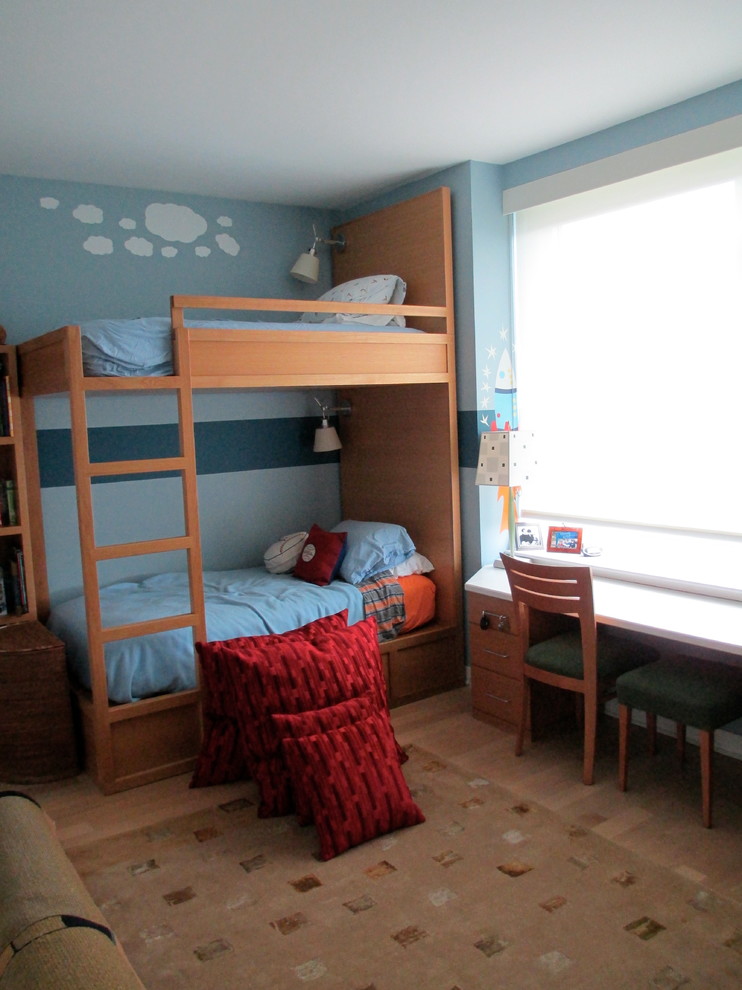 Réalisation d'une petite chambre d'enfant tradition avec un mur bleu et parquet clair.