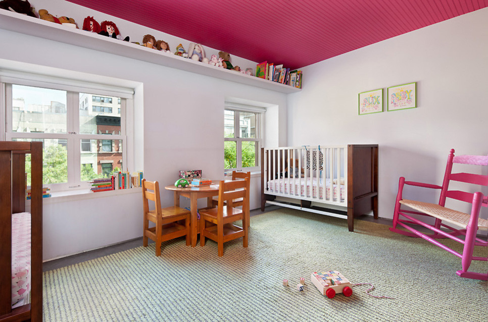 Imagen de dormitorio infantil de 1 a 3 años actual de tamaño medio con paredes rosas y moqueta