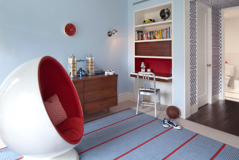 Exemple d'une chambre de garçon de 4 à 10 ans tendance avec un bureau, un mur bleu et moquette.