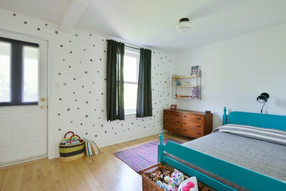 Inspiration för ett mellanstort vintage könsneutralt barnrum kombinerat med sovrum och för 4-10-åringar, med vita väggar och ljust trägolv