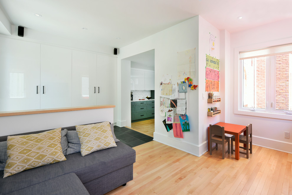Foto de dormitorio infantil contemporáneo de tamaño medio con paredes blancas y suelo de madera clara