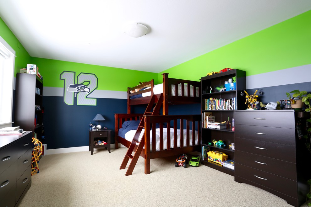 Aménagement d'une chambre d'enfant de 4 à 10 ans classique de taille moyenne avec moquette et un mur multicolore.