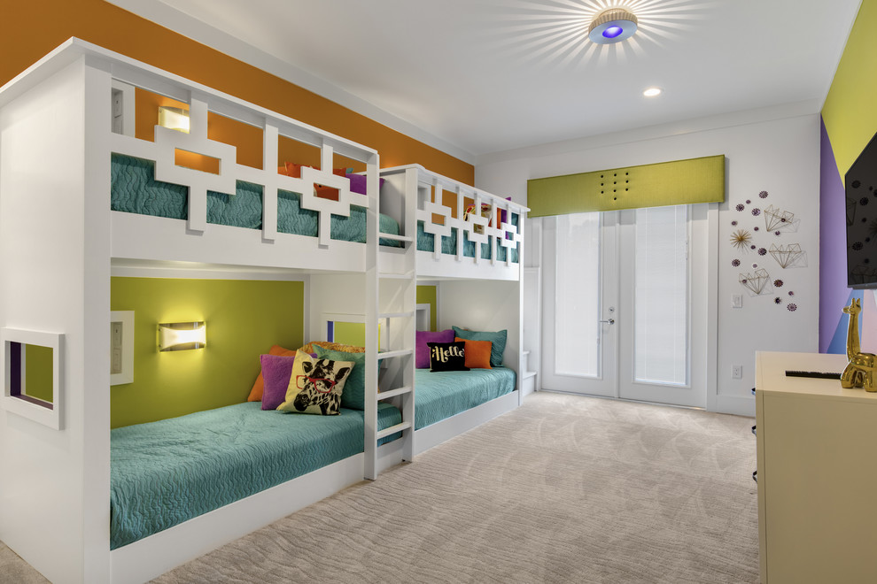 Cette image montre une chambre d'enfant de taille moyenne avec un mur multicolore et moquette.