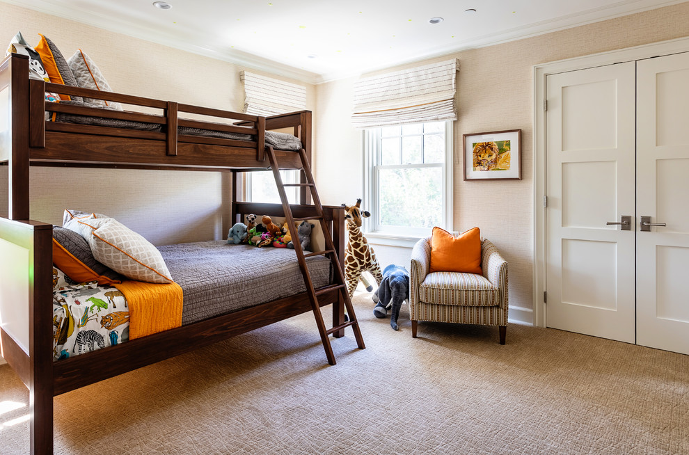 Klassisk inredning av ett mellanstort könsneutralt barnrum kombinerat med sovrum och för 4-10-åringar, med beige väggar, heltäckningsmatta och beiget golv