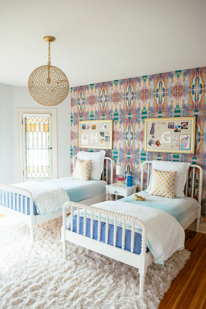 Réalisation d'une chambre d'enfant tradition avec un mur multicolore, parquet foncé et un sol marron.