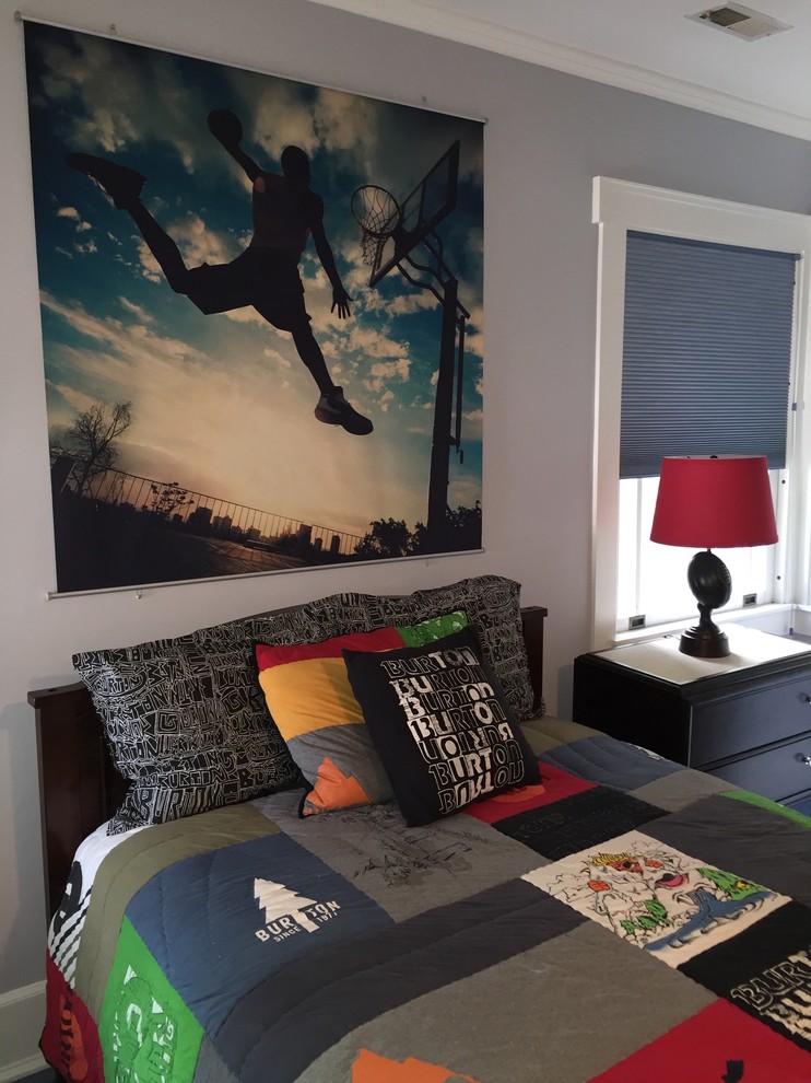 Klassisk inredning av ett mellanstort pojkrum kombinerat med sovrum och för 4-10-åringar, med grå väggar, heltäckningsmatta och blått golv