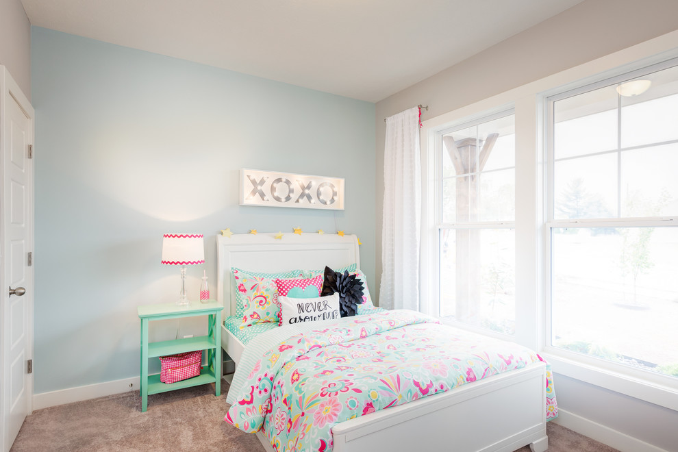 Mittelgroßes Klassisches Mädchenzimmer mit Schlafplatz, blauer Wandfarbe und Teppichboden in Sonstige