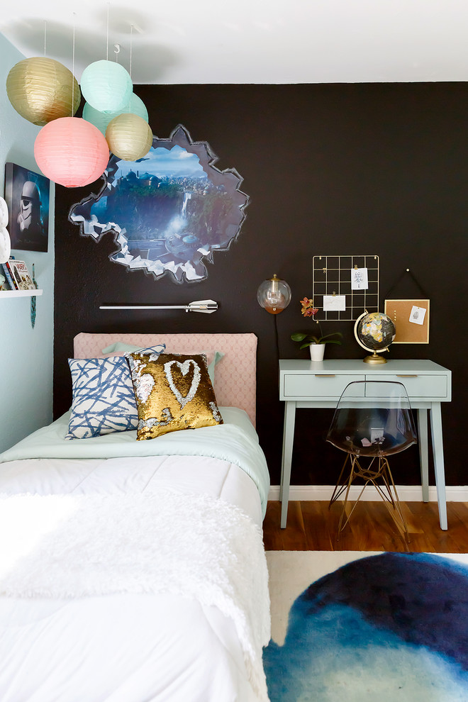 Inspiration pour une chambre d'enfant design avec un mur bleu, un sol en bois brun et un sol marron.