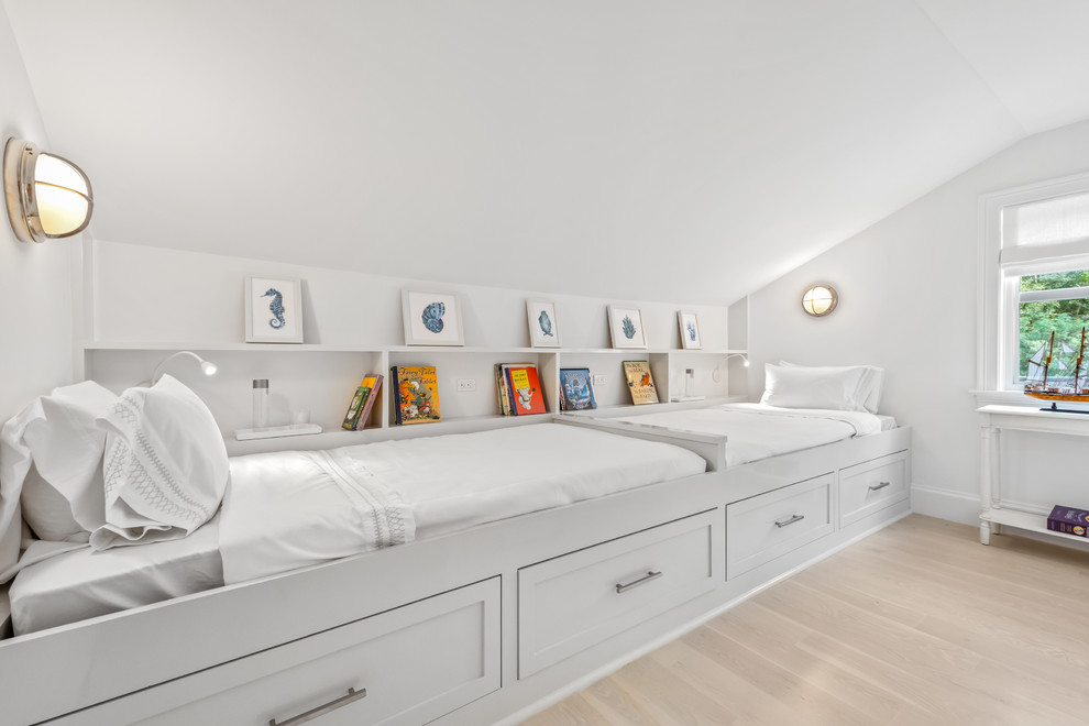 Diseño de dormitorio infantil de 4 a 10 años marinero con paredes blancas, suelo de madera clara y suelo beige