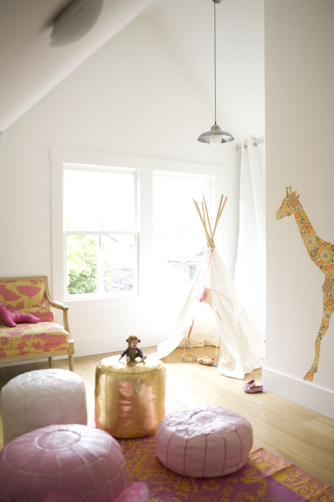 サンフランシスコにある小さなコンテンポラリースタイルのおしゃれな子供部屋 (白い壁、淡色無垢フローリング) の写真