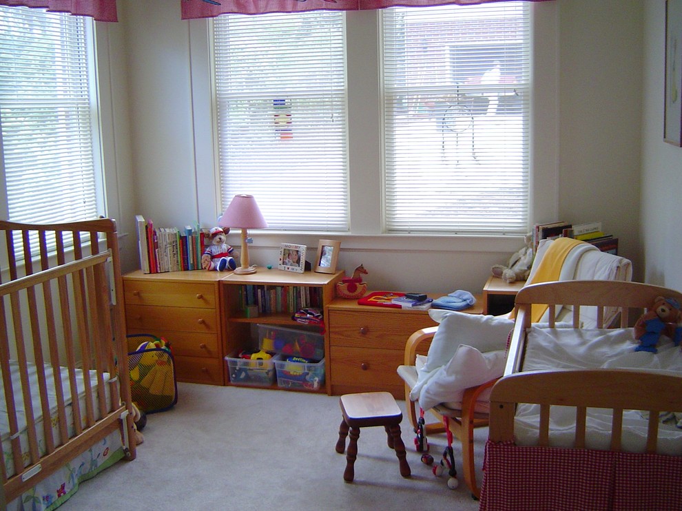 Idées déco pour une petite chambre d'enfant de 1 à 3 ans classique avec un mur blanc et moquette.