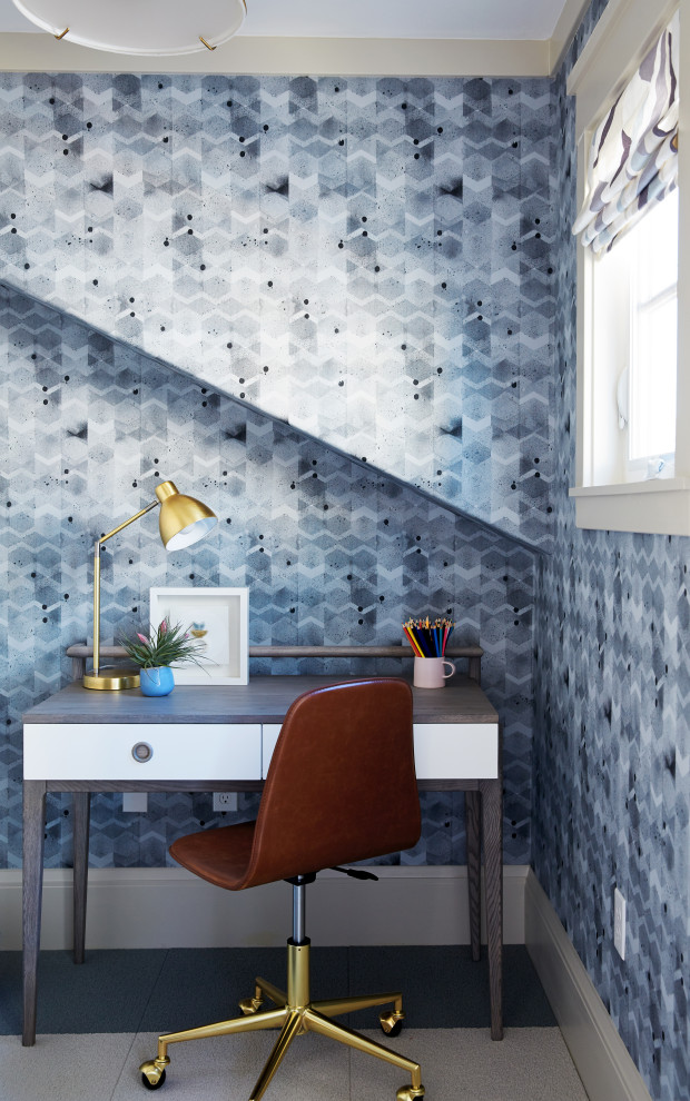 Réalisation d'une petite chambre neutre tradition avec un bureau, un sol gris, un mur bleu et du papier peint.