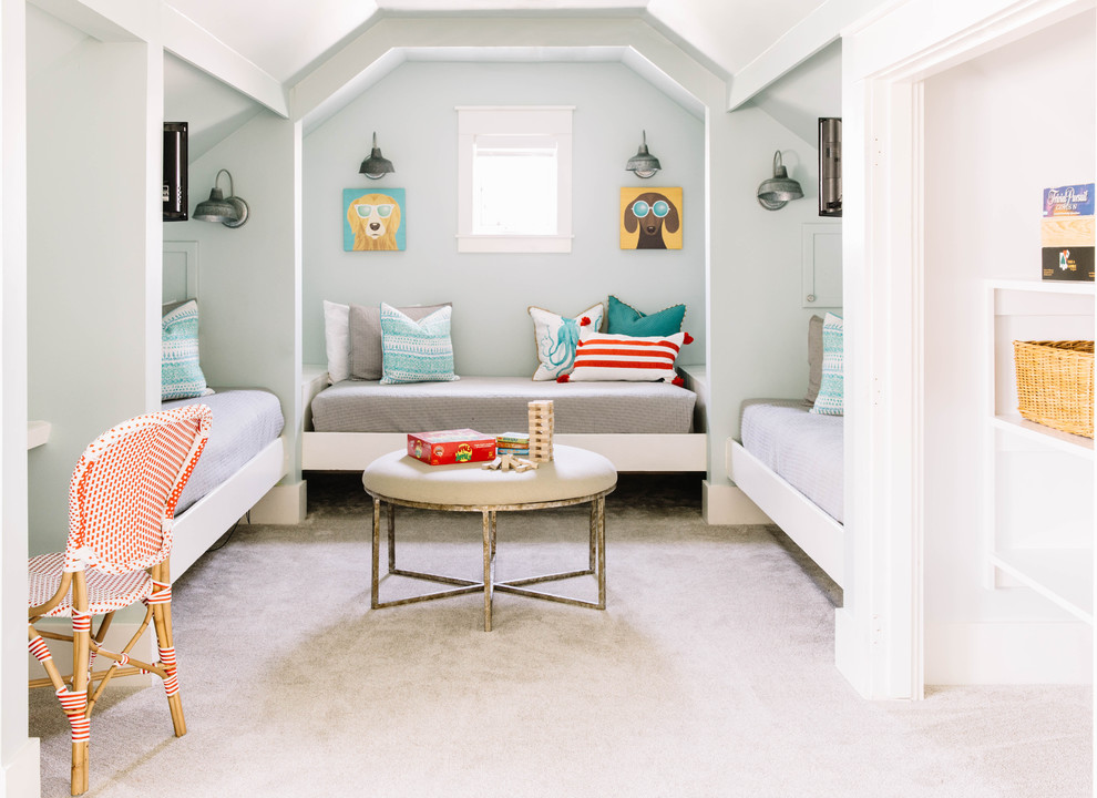 Ejemplo de dormitorio infantil marinero con paredes azules, moqueta y suelo blanco