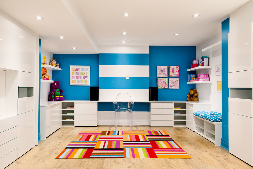 Modelo de dormitorio infantil de 4 a 10 años contemporáneo grande con suelo de madera clara y paredes multicolor