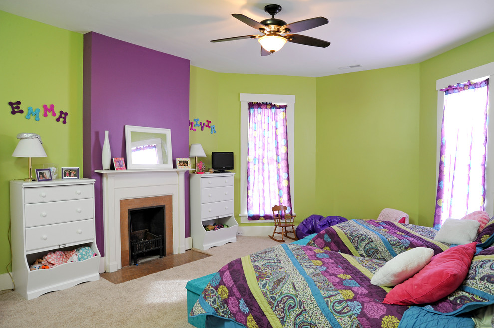 Foto på ett stort vintage flickrum kombinerat med sovrum och för 4-10-åringar, med gröna väggar och heltäckningsmatta