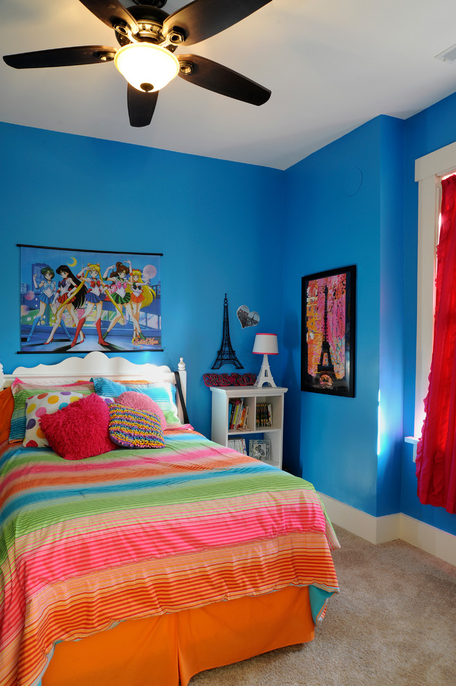 Modelo de dormitorio infantil clásico de tamaño medio con paredes azules y moqueta