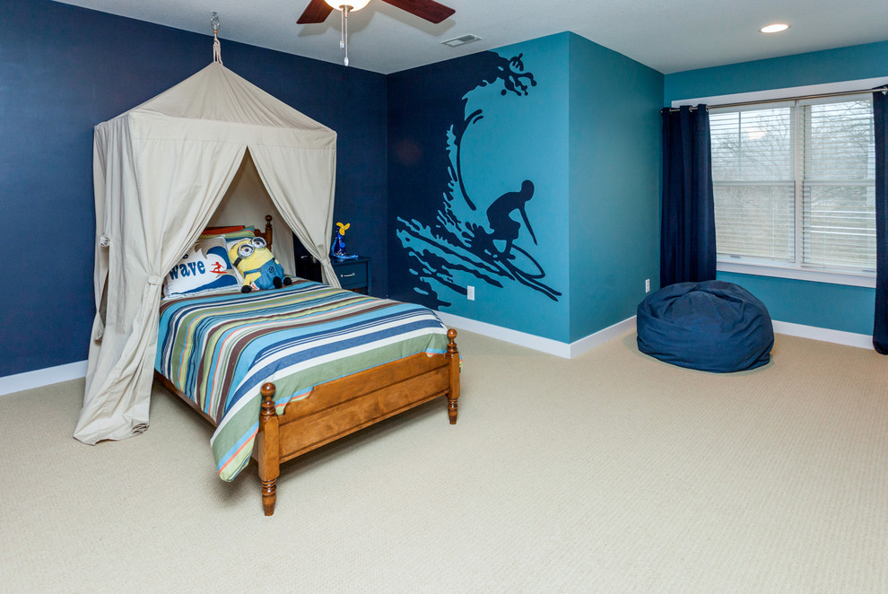 Пример оригинального дизайна: детская среднего размера в стиле кантри с спальным местом, синими стенами и ковровым покрытием для ребенка от 4 до 10 лет, мальчика