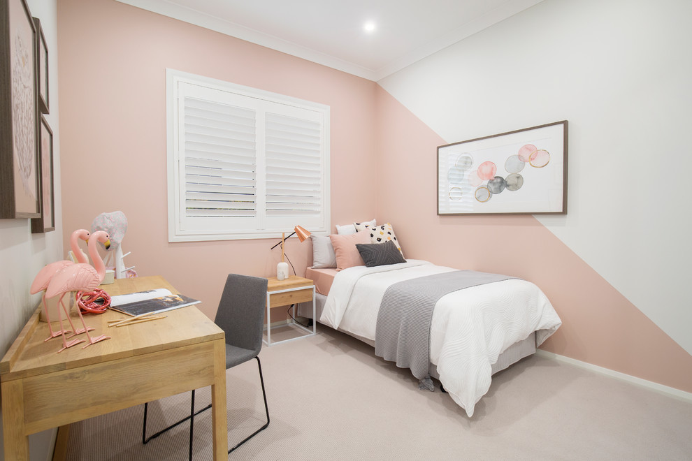 Imagen de dormitorio infantil de 4 a 10 años contemporáneo con paredes rosas, moqueta y suelo beige