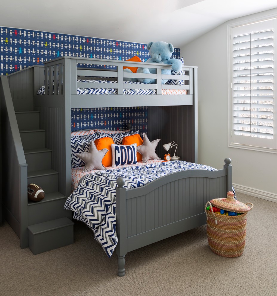 Cette photo montre une chambre d'enfant chic avec un mur bleu, moquette et un sol beige.