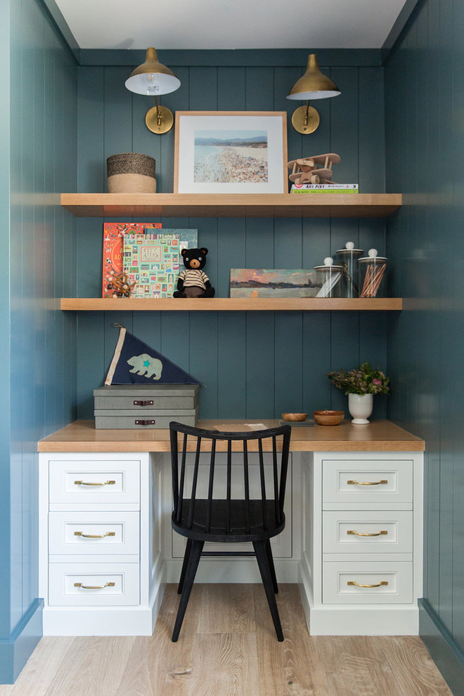Foto de habitación de niño de 4 a 10 años costera de tamaño medio con paredes verdes, suelo de madera clara, escritorio y suelo beige