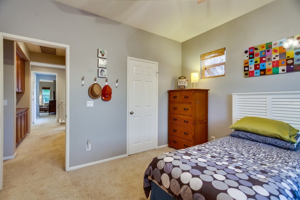 Ejemplo de dormitorio infantil tradicional renovado de tamaño medio con paredes grises y moqueta