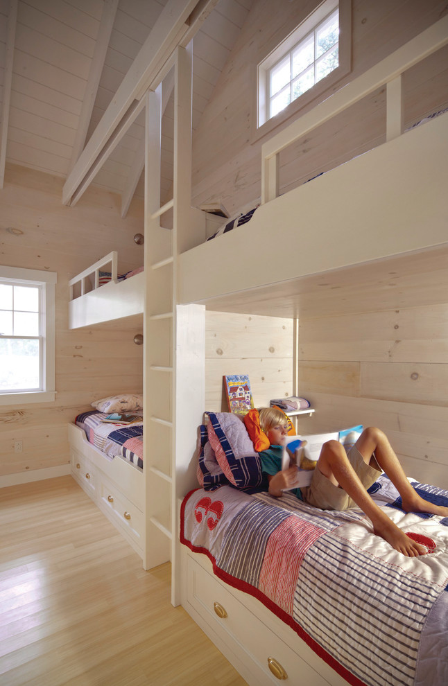 На фото: нейтральная детская в морском стиле с спальным местом, бежевыми стенами, светлым паркетным полом и бежевым полом для двоих детей с