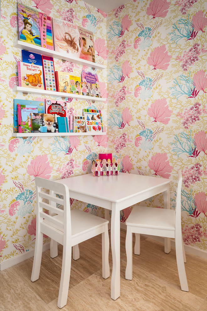 Cette image montre une chambre d'enfant de 4 à 10 ans design de taille moyenne avec un mur multicolore et parquet clair.