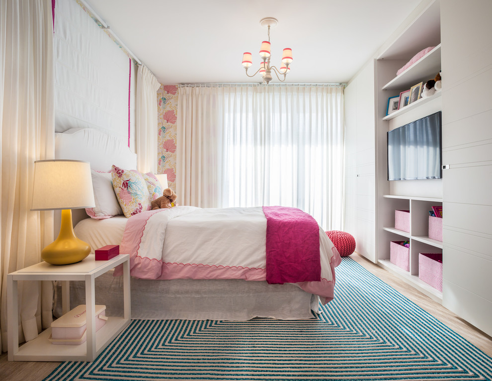 Modern inredning av ett mellanstort flickrum kombinerat med sovrum och för 4-10-åringar, med flerfärgade väggar och ljust trägolv