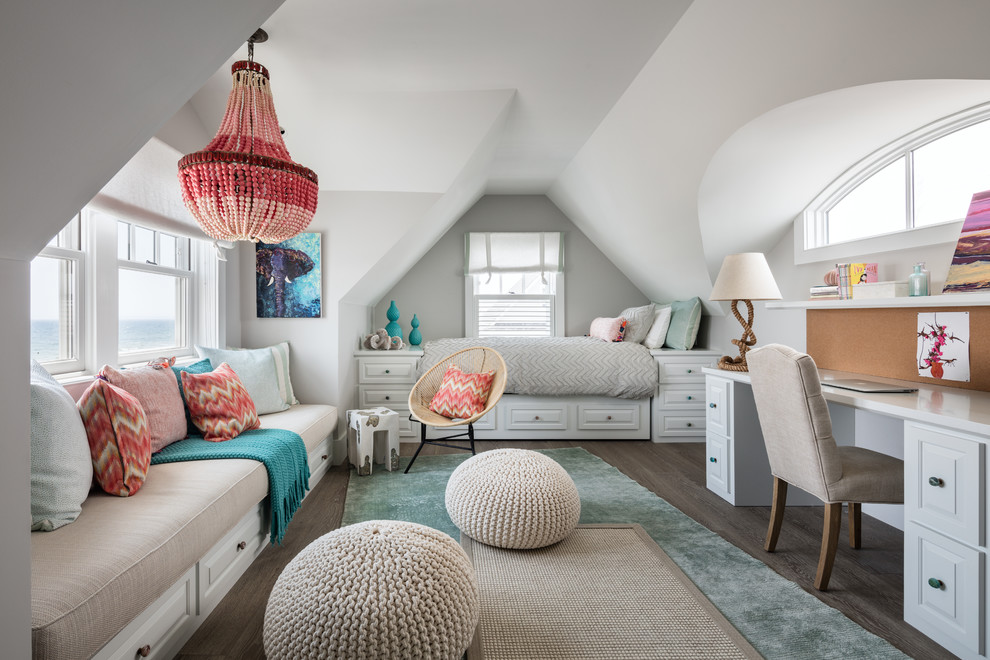 Réalisation d'une chambre d'enfant marine avec un mur gris, parquet foncé et un sol marron.