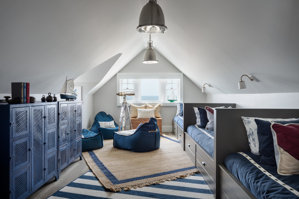 Modelo de dormitorio infantil de 4 a 10 años costero con paredes grises, suelo de madera clara y suelo beige