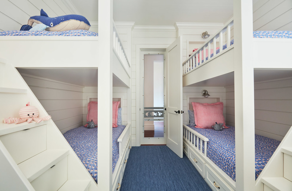 Inredning av ett maritimt flickrum kombinerat med sovrum och för 4-10-åringar, med vita väggar, blått golv och heltäckningsmatta