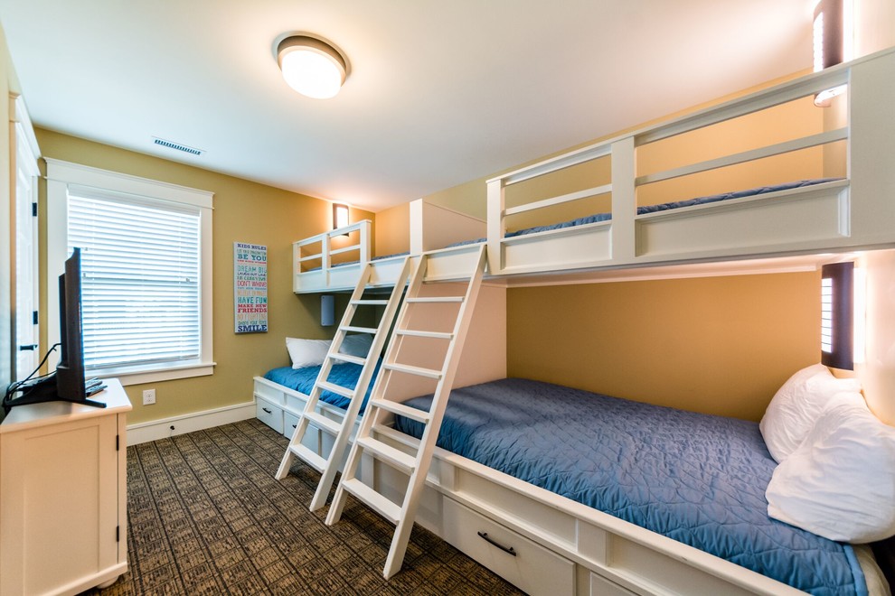 Esempio di una cameretta per bambini da 4 a 10 anni classica di medie dimensioni con pareti beige, moquette e pavimento beige